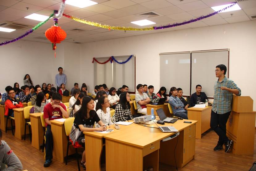 《复旦青年》报社常务副主编徐驭尧同学为高分子系志愿者分享新闻采访与写作